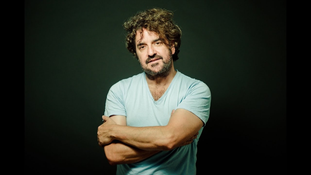 Image of singer Ian Prowse posing for photoshoot.
