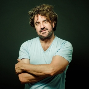 Image of singer Ian Prowse posing for photoshoot.